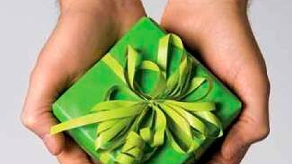Geschenkt, vererbt ... die neue Reform soll einheitliche Maßstäbe schaffen, damit die Päckchen gerecht besteuert werden. Nach der Planung von Koch und Steinbrück dürften die Freibeträge für nahe Verwandte steigen.