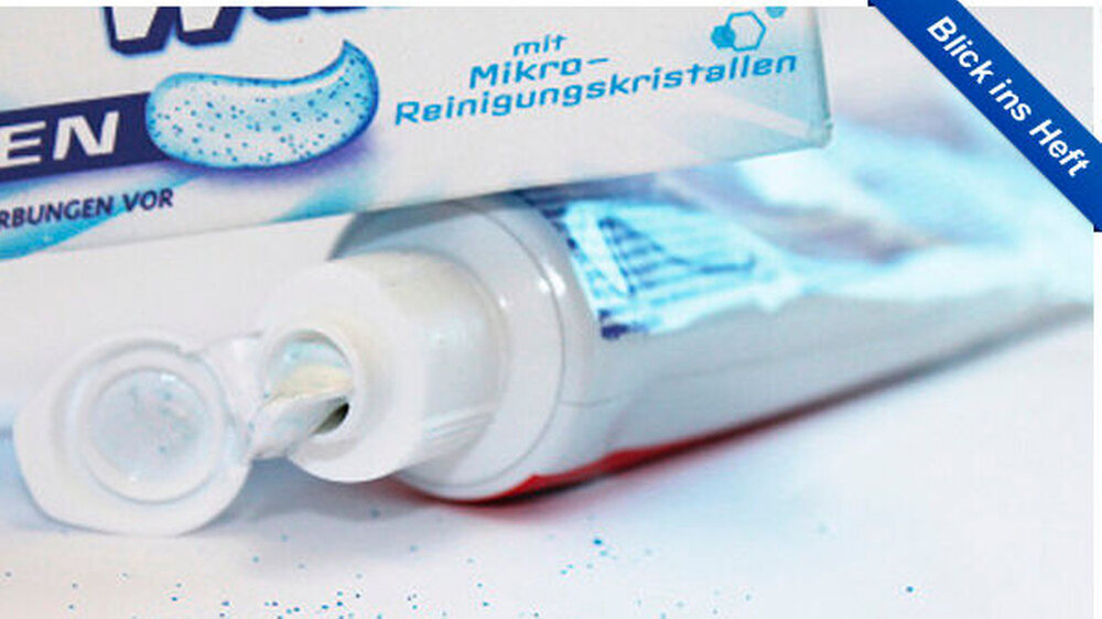 Winzige blaue Punkte: Die als „Mikro-Reinigungskristalle“ beworbenen Plastikpartikel sind mit bloßem Auge kaum zu erkennen. Wer außer seiner Bürste beim Zähneputzen keinen Kunststoff in den Mund nehmen möchte, sollte die Liste der Inhaltsstoffe kontrollieren. |