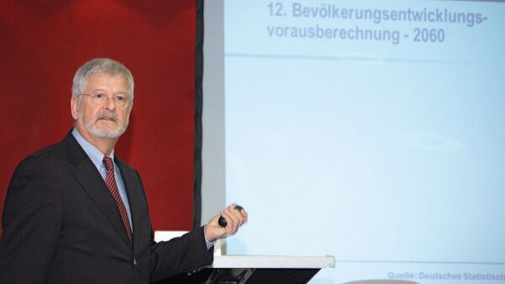 Dr. Karl-Heinz Sundmacher bei seinem Einführungsvortrag. |