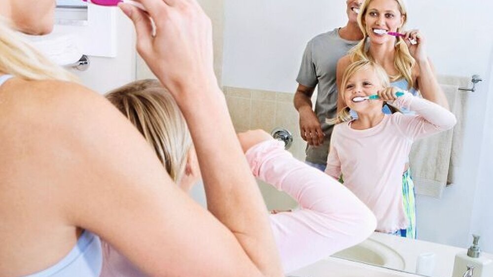 Gemeinsame Zahnpflege: Für Kinder ist das eine echte Lernhilfe. Und: Wenn in der Familie eine positive Atmosphäre herrscht, wird auch besser geputzt, so das Ergebnis der Studie.