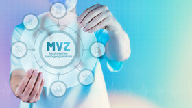 MVZ (Medizinisches Versorgungszentrum). Medizin in der Zukunft. Arzt hält virtuelles Interface mit Text und Icons im Kreis.