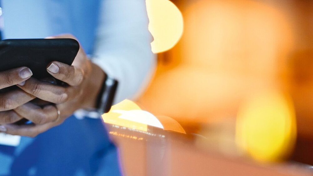 Symbolfoto ÄrztIn oder Gesundheitsfachkraft nutzt Smartphone für Social Media.