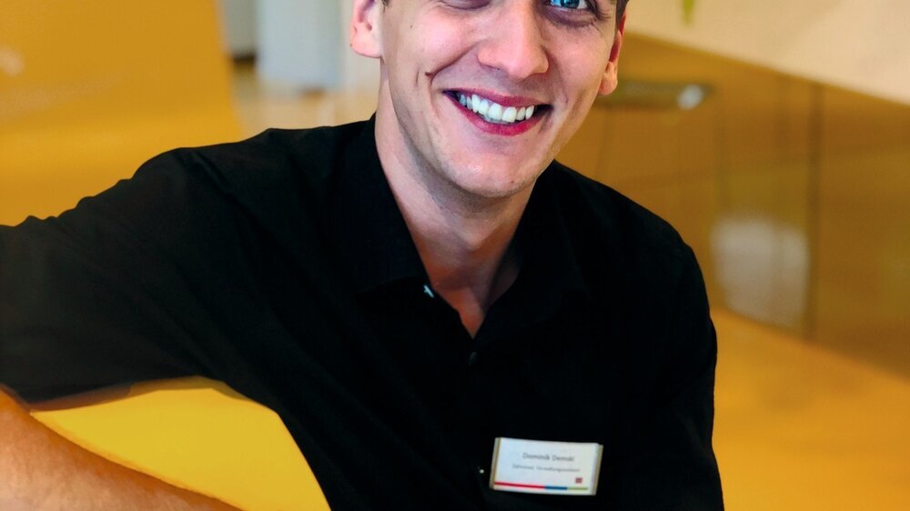 ZFA Praxismanager Dominik Demski bei KU64 Zahnarzt Berlin ZFA Praxismanager Dominik Demski bei KU64 Zahnarzt Berlin