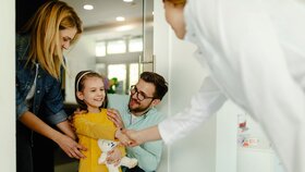 Eltern mit Kind beim Zahnarzt