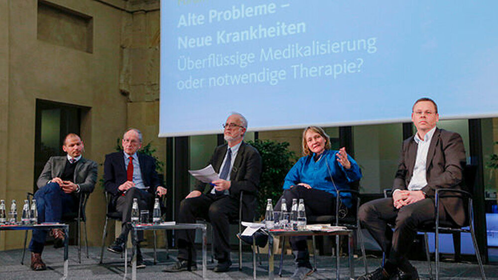 Podiumsdiskussion (v. l.): Prof. Dr. Boris Quednow, Prof. Dr. Lothar Weißbach, Wolf-Michael Catenhusen, Dr. Christiane Fischer und Jörg Blech.