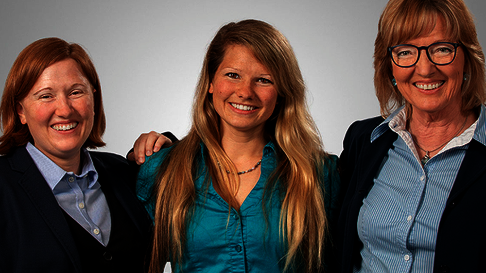 Von links nach rechts: Sabrina Rother und Nadine Rother (4. Generation), Geschäftsführerin Dr. Brigitte Bartelt (3. Generation).