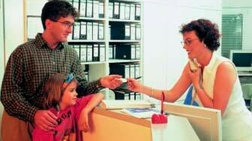 Noch mehr Bürokratie: Ab 2004 gilt die „Praxisgebühr” zur Rettung der Krankenkassen.