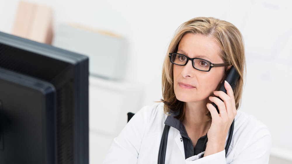 Ärztin am Telefon Ärztin am Telefon