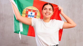 Junge Frau mit portugiesischer Flagge