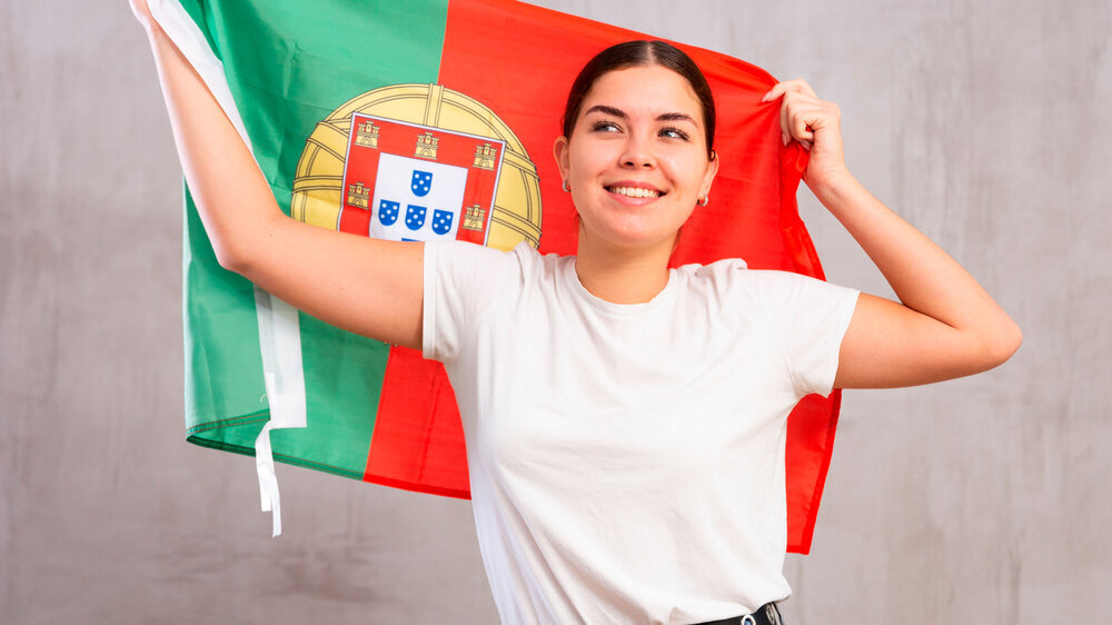 Junge Frau mit portugiesischer Flagge