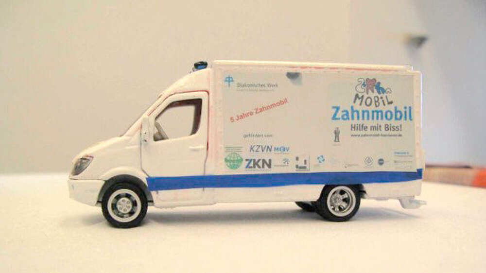 Das Zahnmobil Hannover "Hilfe mit Biss" im Modell. Mit finanzieller Unterstützung der Stiftung Hilfswerk Deutscher Zahnärzte ging das Fahrzeug 2012 an den Start. Gebaut wurde es von Rüdiger Meyer, der auf den Umbau von Rettungsfahrzeugen zu Zahnmobilen