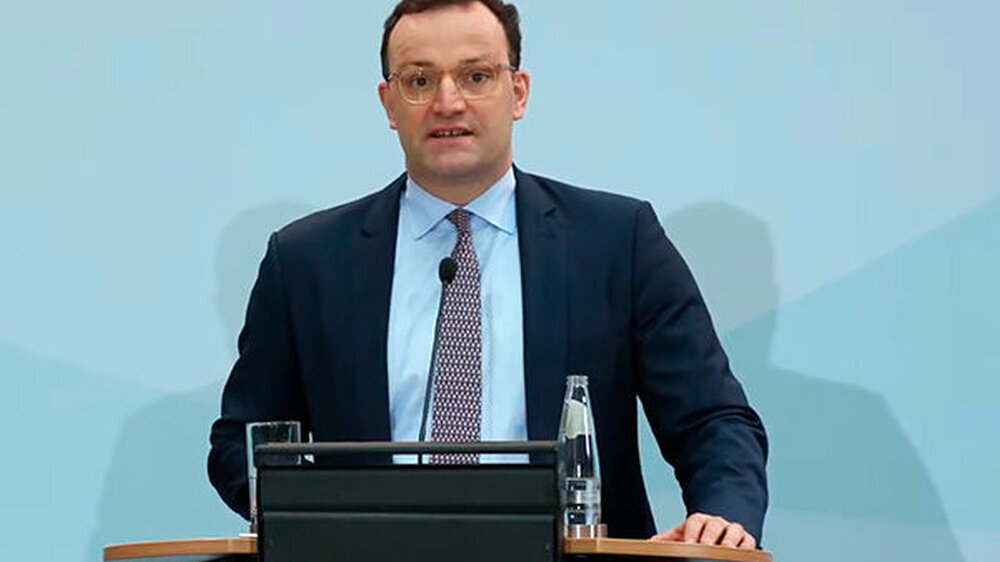 Bundesgesundheitsminister Jens Spahn rechtfertigte heute den holprigen Start der COVID-19-Impfungen und sagte: „Es wird genug Impfstoff für alle in Deutschland geben Ich gehe – Stand heute – davon aus, dass wir dann im Sommer allen ein Impfangebot