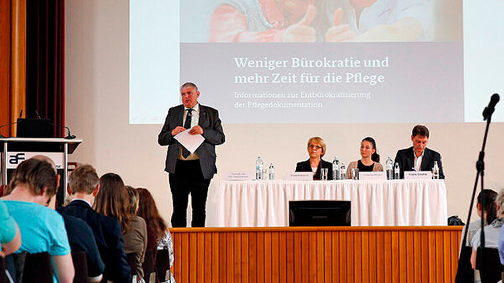 Denn in Zukunft soll die Dokumentation auf das "wirklich Notwendige" beschränkt werden, erklärte Laumann.