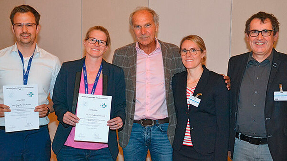 Die stolzen Gewinner des Praktiker-Preises neben dem Vorstand der DGPZM: (v. l.) Dominic Jäger, Dr. Nadine Strafela-Bastendorf, Dr. Lutz Laurisch, Prof. Dr. Cornelia Frese, Prof. Dr. Stefan Zimmer