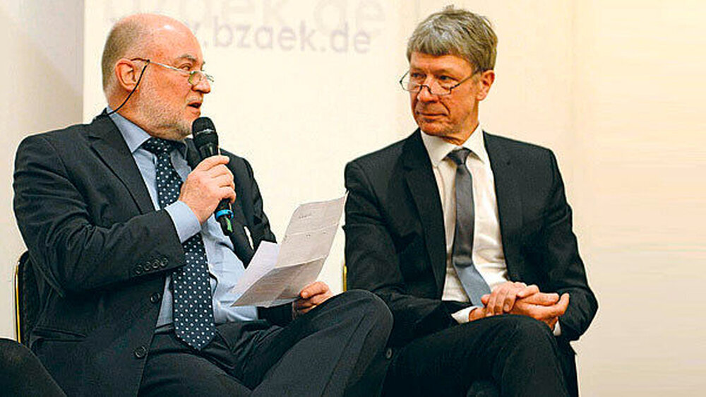 Zum letzten Mal in der ersten Reihe: Dr. Wolfgang Schmiedel (l.), Vorstandsreferent der BZÄK für Soziale Aufgaben und Hilfsaktionen, leitet gemeinsam mit Prof. Dietmar Oesterreich, Vizepräsident der BZÄK, die Koordinierungskonferenz Hilfsorganisatione