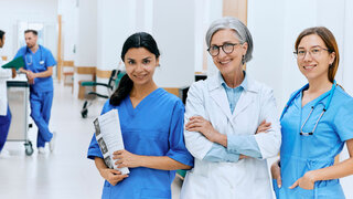 Chef-Ärztin mit Team in der Klinik