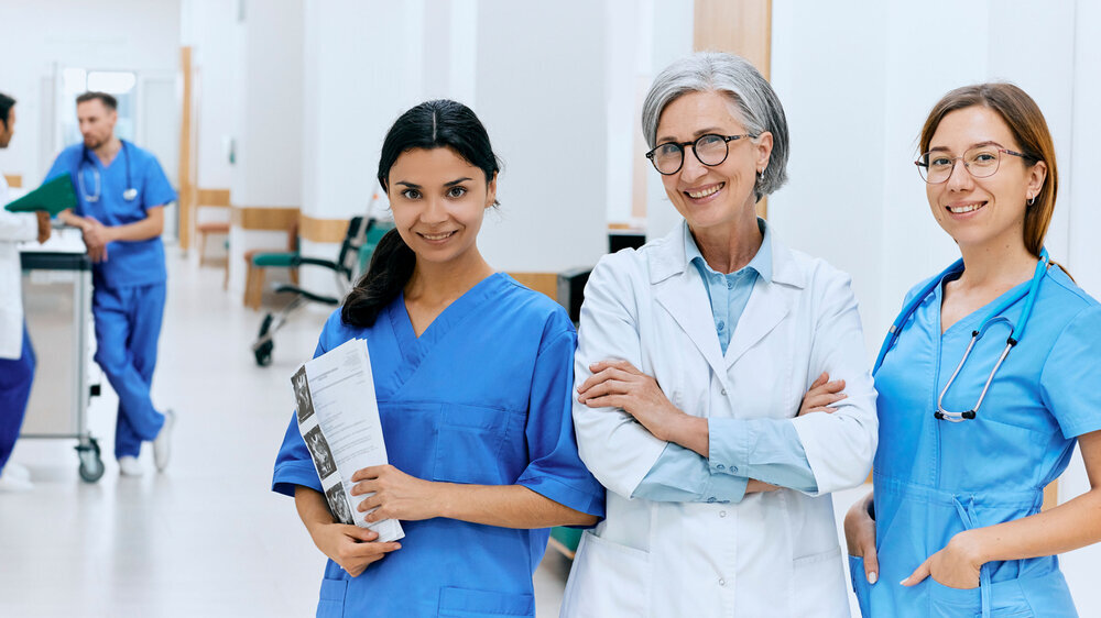 Chef-Ärztin mit Team in der Klinik