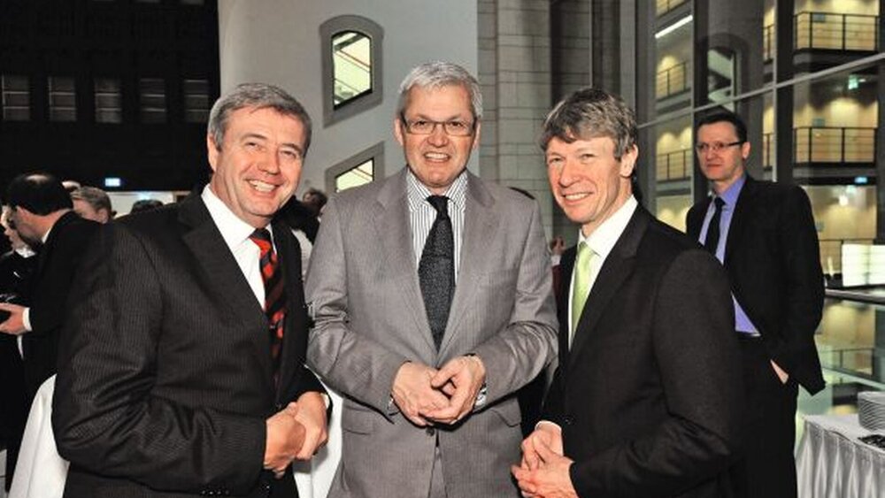 Der stellvertretende Vorsitzende der KZBV, Dr. Wolfgang Eßer (l.), und Prof. Dr. Dietmar Oesterreich tauschten sich mit dem Beauftragten der Bundesregierung für die Belange behinderter Menschen, Hubert Hüppe, aus. |