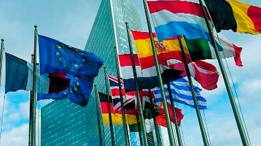 Heute 15, bald schon 25 nationale Flaggen reihen sich in Brüssel um die Europa Fahne der Europäischen Union. Lässt das stetig erstarkende geeinte Europa künftig noch Platz für nationale Eigenbrödeleien?