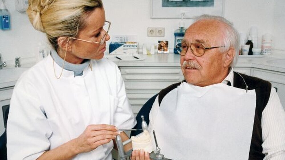 Der Zahnarzt darf grundsätzlich nachbessern, wenn der Patient mit dem Zahnersatz Probleme beim Kauen oder Sprechen hat.