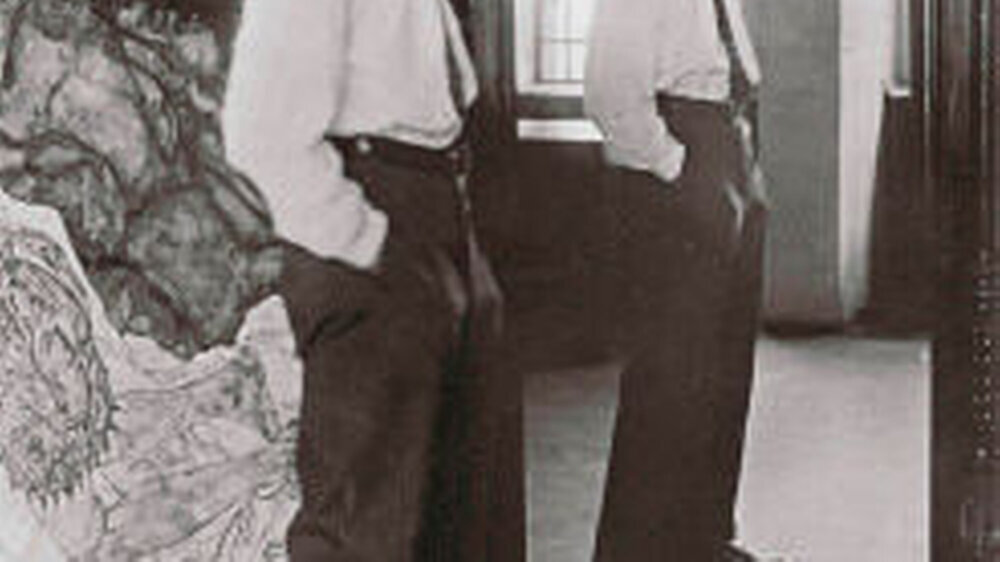 Egon Schiele vor dem großen Spiegel in seinem Atelier in Wien, Foto von Johannes Fischer, 1915
