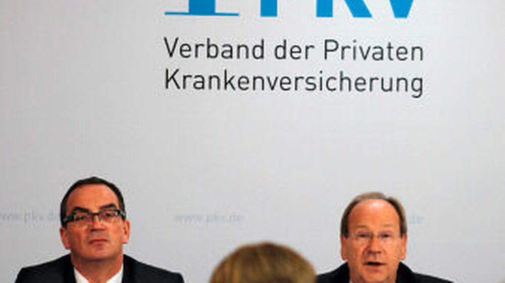 Stefan Reker (l.), Pressesprecher beim PKV-Verband, und Uwe Laue, Debeka-Chef und Vorsitzender des PKV-Verbands, bei der Präsentation der gesundheitspolitischen Forderungen an eine neue Bundesregierung am 7.11.2013 in Berlin