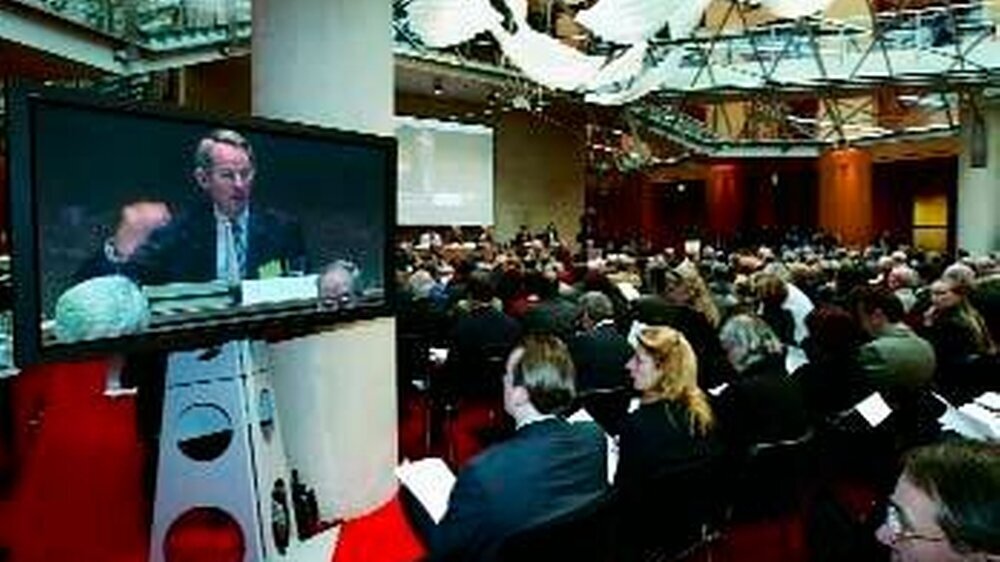 Auf dem außerordentlichen Deutschen Ärztetag setzten die Ärzte ihre eigenen Vorstellungen zur Reform im Gesundheitswesen den Plänen von Rot-Grün entgegen.