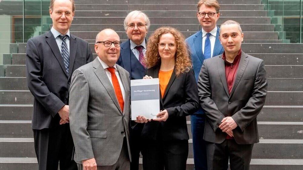 von links nach rechts: Prof. Dr. Thiess Büttner, Prof. Dr. Christian Rolfs, Prof. Dr. Jürgen Wasem, Prof. Dr. Christine Arentz, PKV-Verbandsdirektor Florian Reuther, Constantin Papaspyratos von links nach rechts: Prof. Dr. Thiess Büttner, Prof. Dr. Christian Rolfs, Prof. Dr. Jürgen Wasem, Prof. Dr. Christine Arentz, PKV-Verbandsdirektor Florian Reuther, Constantin Papaspyratos