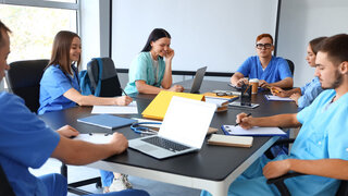 Gruppe Medizinstudierender im Seminarraum