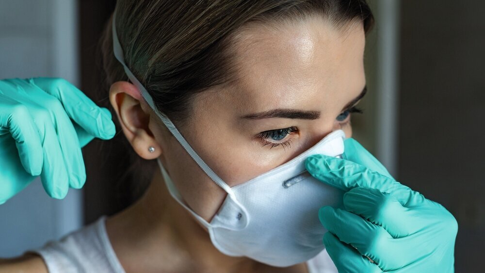 young woman in medical mask. portrait of a young woman in a protective mask and gloves against coronavirus. Covid-2019. Covid-2020. Zahnärztin mit FFP2-Maske