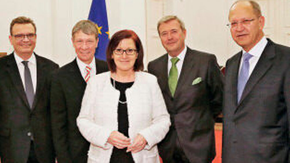 219560-flexible-1900 Die beiden Gastgeber mit Ingrid Fischbach, CDU, neue Parlamentarische Staatssekretärin im BMG, und den BZÄK-Vizepräsidenten Prof. Dr. Christoph Benz und Prof. Dr. Dietmar Oesterreich (1.u.2.v.l.). |