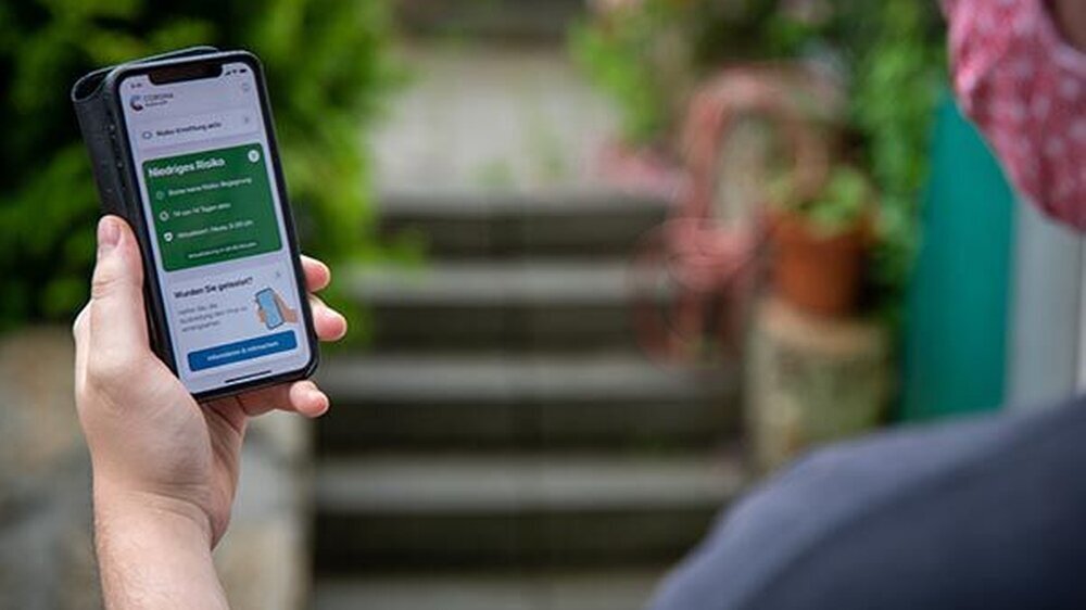 18 Millionen Deutsche (Stand 8. September 2020) haben die Corona-Warn-App heruntergeladen. Wenn sie sie nutzen, hat das nach Aussage von Oxford-Forschern signifikanten Einfluss auf das Pandemiegeschehen.