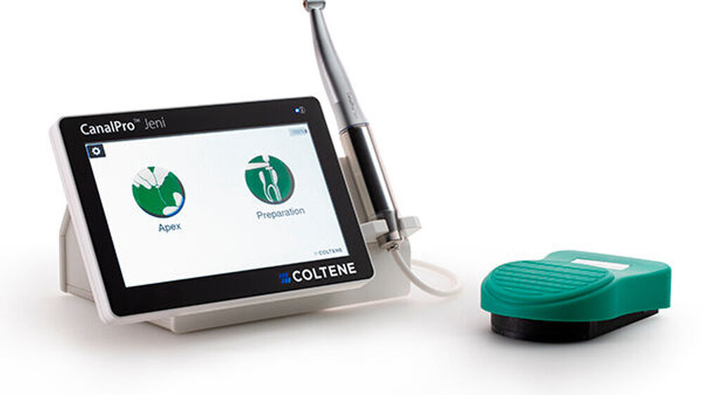 Kontraststarkes 7" Panorama Farb-Touch Display im übersichtlichem Querformat. Integrierter Apex Locator für eine exakte Längenmessung in Echtzeit. Der kabellose Bluetooth Fußschalter ist automatisch mit der Steuerungseinheit verbunden.