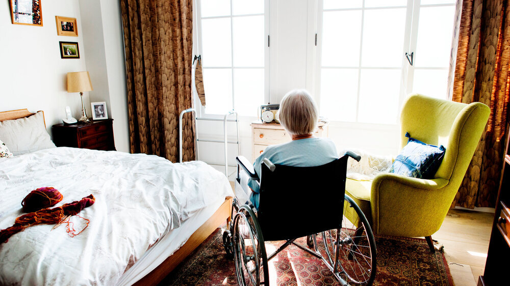 Senior woman sitting on the wheelchair alone Der Anteil der Pflegeheimbewohner, die Sozialhilfe in Anspruch nehmen müssen, wird im Laufe dieses Jahres wieder auf ein Drittel anwachsen. Wer kann sich künftig das Heim noch leisten?