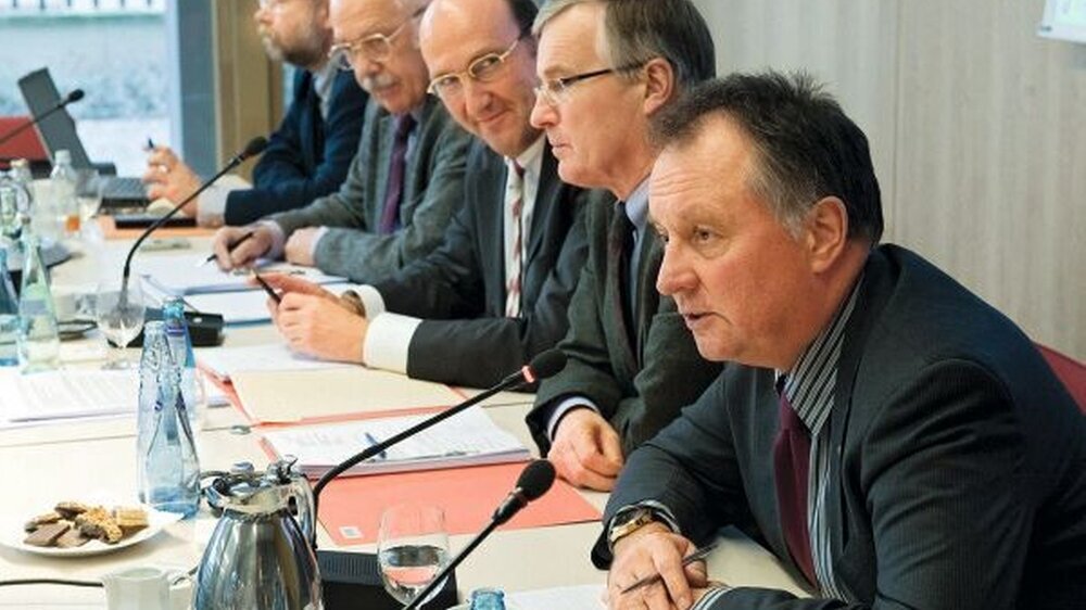 Hoffen auf die „richtige“ Umsetzung des neuen Koalitionsvertrags: Dr. Koschorrek, Dr. Fedderwitz, Dr. Pochhammer, Sanitäts- Rat Dr. Grub und Dr. Rommel auf der KZBV-Beiratssitzung in Berlin (v.v.n.h.).