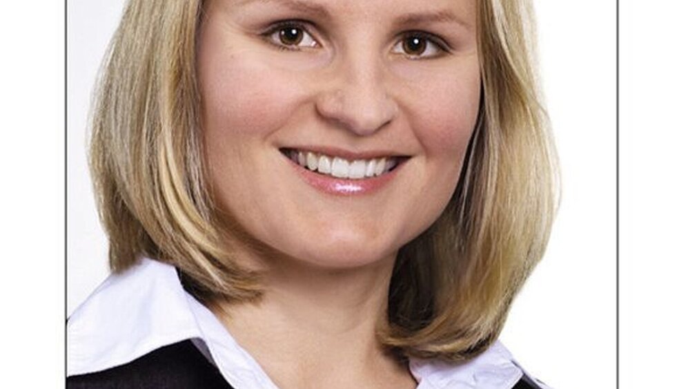 Dr. Britta Leubeche: 1999 – 2004 Studium der Zahnmedizin in Würzburg, 2004 Approbation, 2005 bis 2007 Vorbereitungsassistentin in einer Gemeinschaftspraxis in Fulda, seit 2007 wissenschaftliche Mitarbeiterin in der Abteilung für Orofaziale Prothetik und Funktionslehre in Marburg, 2008 Promotion, 2011 Ernennung zur Spezialistin für Prothetik der DGPro |
