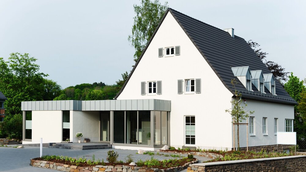 Arzthaus mit modernem Anbau.