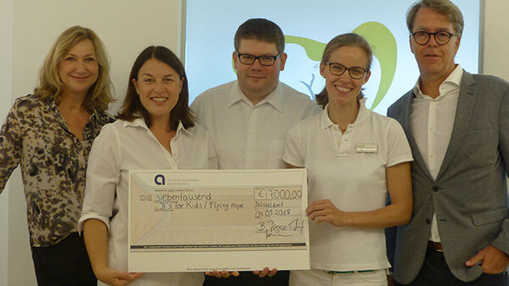 Barbara Drauz (l.) und Wolfram Ernst (r.) von Flying Hope freuten sich über den Scheck in Höhe von 7.000 Euro, überreicht von Dr. Beate Jürgens (2.v.l.), Dr. Susanne Hörmann (Zahnarztpraxis Dr. Beate Jürgens & Partner, 2. v.r.) und Tobias Mehwitz (I