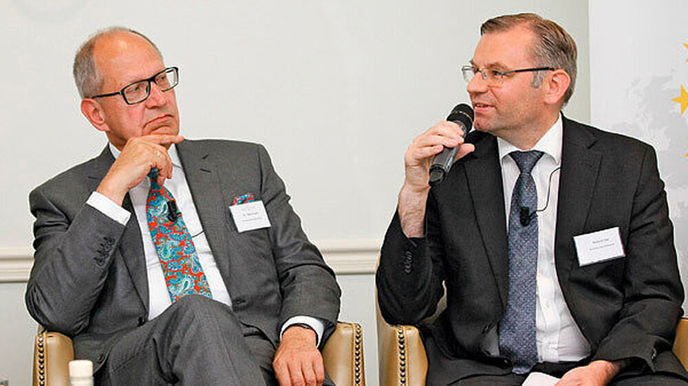 Streit um das EU-Dienstleistungspaket: Dr. Peter Engel (l.), Präsident der Bundeszahnärztekammer, mit Norbert Lins (CDU), Mitglied des Europäischen Parlaments