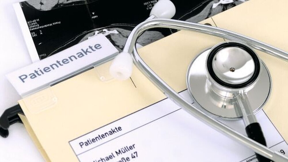 Für viele Patienten ist das, was in der Patientenakte steht, ein Buch mit sieben Siegeln. Wer seine medizinischen Befunde besser verstehen will, bekommt jetzt Hilfestellung im Internet.\r\n