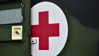 Bundeswehr Krankenwagen mit roten Kreuz: Rettungsdienstfahrzeug der Armee, RTW