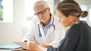 Arzt mit Patientin im Gespräch.