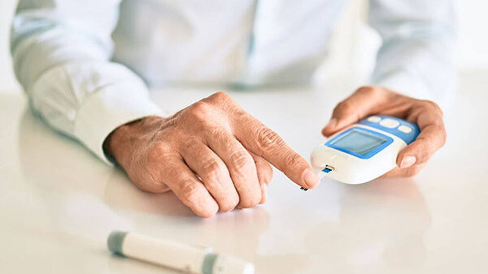 In die Heidelberger Studie sind rund 400 Praxen in Baden-Württemberg und Nordrhein-Westfalen eingebunden. HausärztInnen prüfen per Screening, ob bei Diabetes-PatientInnen der Verdacht auf Parodontitis besteht, während ZahnärztInnen ihre Parodontitis-
