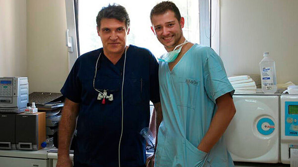 Praktikant auf Kreta: In den ersten Tagen durfte ich meinem Mentor Dr. Giorgos Mastorakis (li.) über die Schulter schauen und assistieren. Dann ging es zur Sache.