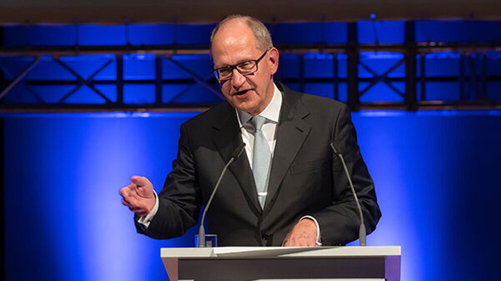 Dr. Peter Engel, Präsident der Bundeszahnärztekammer, betonte: "So wie jede andere Berufsgruppe müssen auch wir unsere Positionen in einer verändernden Welt anpassen und zukunftsfähig machen." Wird der Zahnarztberuf auch in Zukunft attraktiv bleiben?