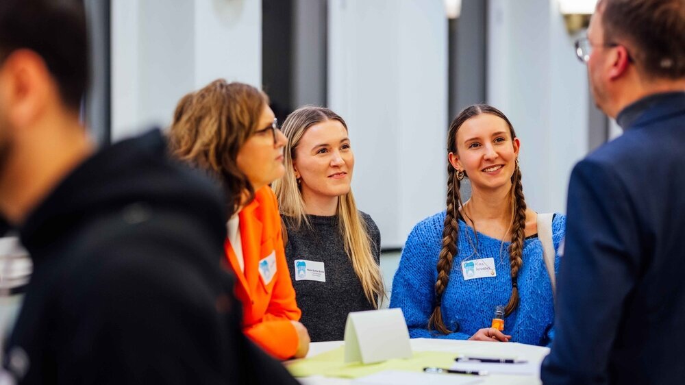 Studierende der Zahnmedizin im Gespräch mit Praxisinhaberinnen und -inhabern zu LEIPIZ und dem Mentorenprogramm
