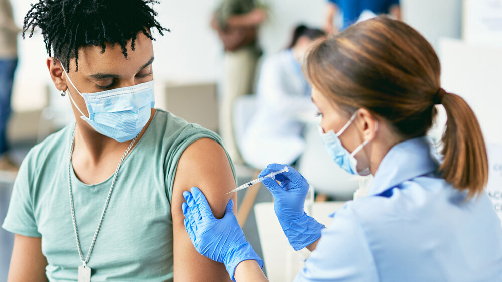 Seit Einführung der mRNA-Impfstoffe Comirnaty und Spikevax ist bekannt, dass nach ihrer Verabreichung in seltenen Fällen Herzmuskel- und/oder Herzbeutelentzündungen bei jüngeren Personen auftreten.