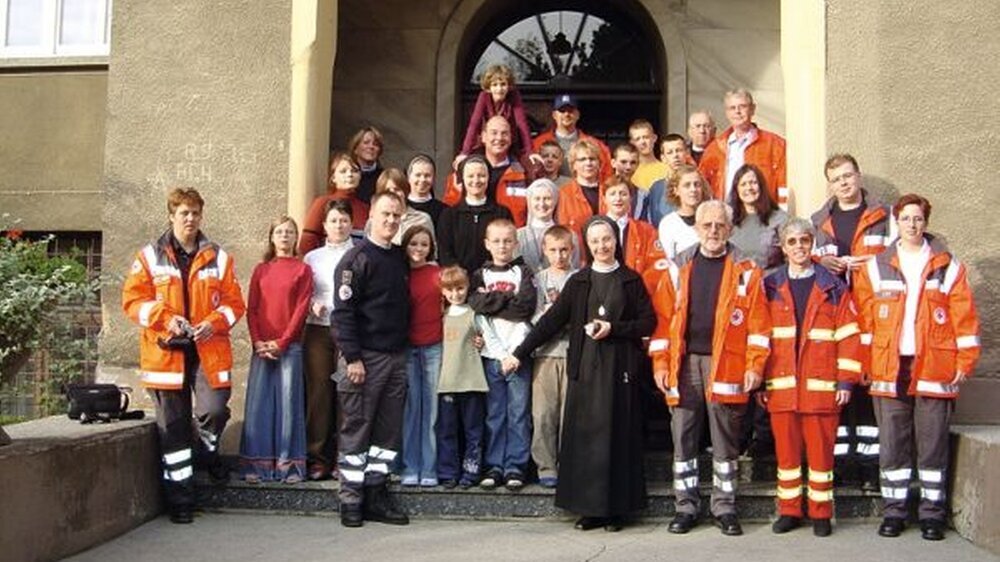 Das Team DRK-Borken mit den Kindern des Kinderheims Bardo