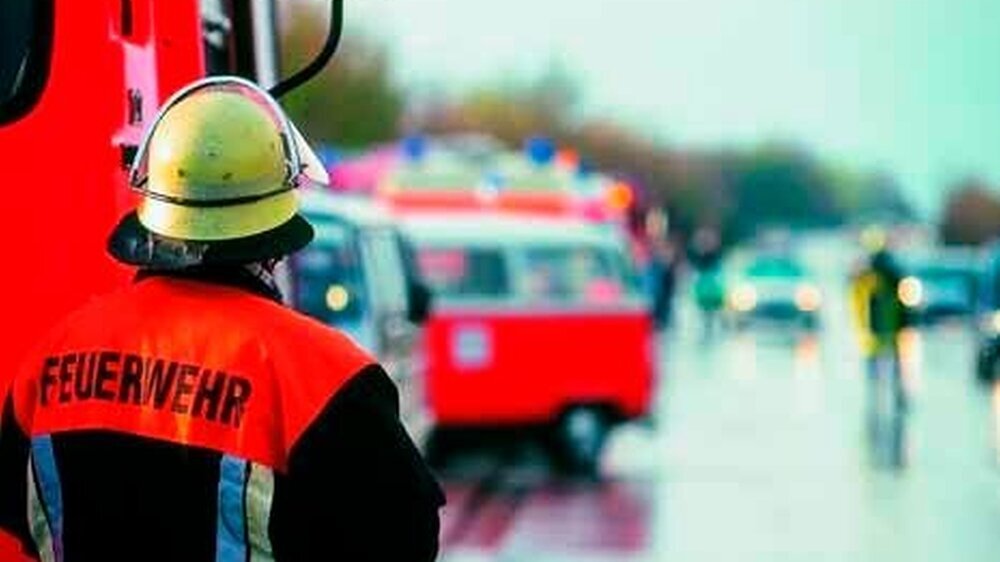 Autounfall: Ein Arzt am Steuer – überlastet, gestresst, nach vielen Überstunden. Das passiert immer häufger.