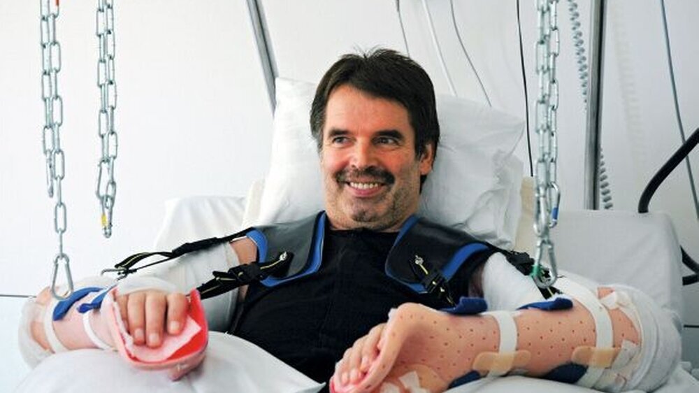 „Ich spüre ein Kribbeln in den neuen Armen“, der Patient mit zwei transplantierten Armen strahlt in die Kamera.